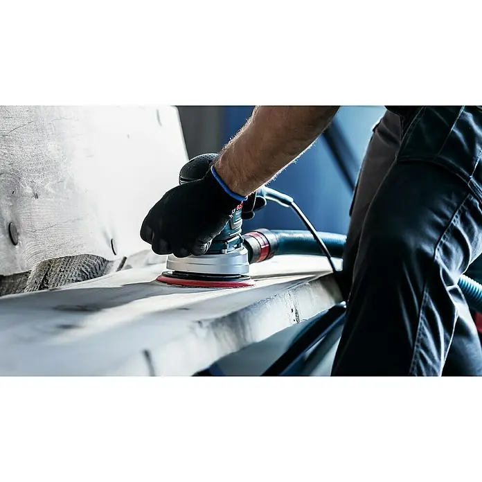 Bosch Expert Schleifgitter M480Durchmesser: 150 mm, Körnung: 120, 5 Stk. - Handwerker schleift Holz mit einem Bosch Exzenterschleifer, ausgestattet mit Absaugvorrichtung, für staubfreies Arbeiten.