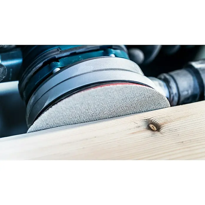 Bosch Expert Schleifgitter M480Durchmesser: 150 mm, Körnung: 120, 5 Stk. - Nahaufnahme eines Exzenterschleifers beim Bearbeiten eines Holzstücks, ideal zum Glätten und Verfeinern von Holzoberflächen.