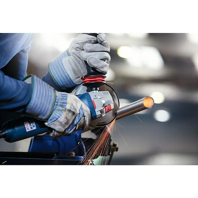 Bosch Schruppscheibe Expert for Metal A 30 T BF - Durchmesser: 115 mm, Stärke Scheibe: 6 mm, 1 Stk. - Eine Person benutzt eine Flex, um ein Metallrohr zu schneiden, wobei die Funken sprühen. Der Fokus liegt auf der Flex.