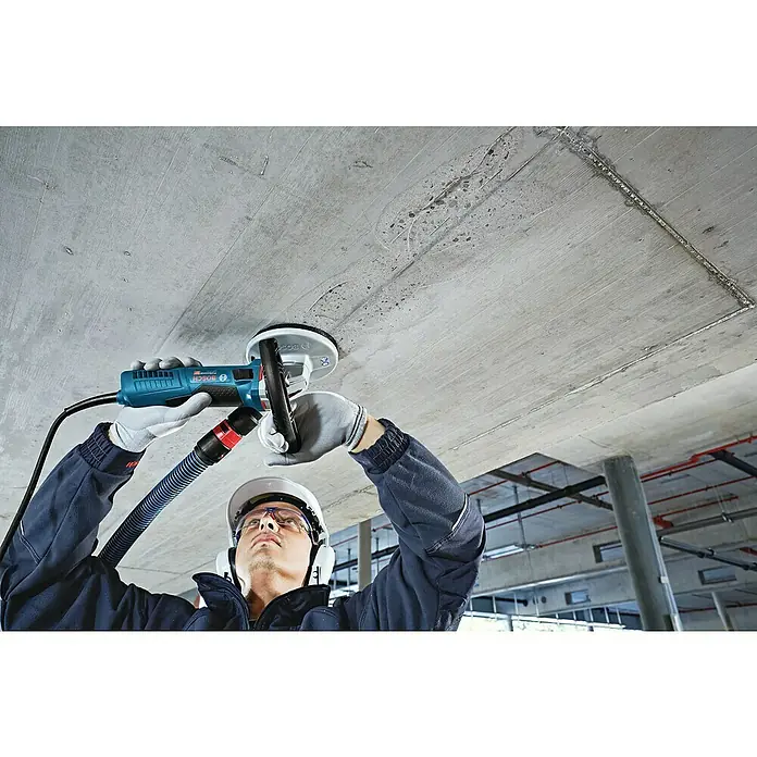 Bosch Expert Diamant-Topfscheibe for Concrete - Durchmesser Scheibe: 115 mm, Höhe Segment: 5 mm, Bohrung: 22,23 mm - Ein Bauarbeiter benutzt einen Bosch Betonschleifer, um eine Betondecke zu bearbeiten. Er trägt dabei Schutzkleidung für Sicherheit.