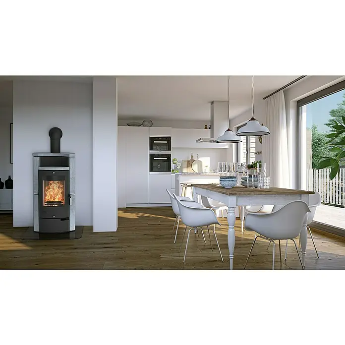 Fireplace Kaminofen Hamburg - 8,4 kW, Raumheizvermögen: 144 m³, Material Verkleidung: Speckstein, Schwarz - Ein gemütlicher Kaminofen mit Steinverkleidung und loderndem Feuer im modernen Wohnraum mit Holzboden sorgt für eine behagliche Atmosphäre.