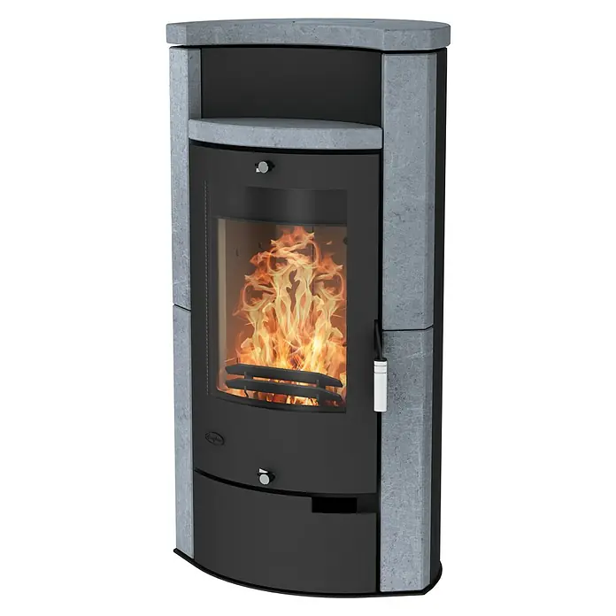 Fireplace Kaminofen Hamburg - 8,4 kW, Raumheizvermögen: 144 m³, Material Verkleidung: Speckstein, Schwarz - Ein Kaminofen mit Steinverkleidung und sichtbarem Feuerraum. Der Ofen kombiniert modernes Design mit rustikalen Elementen.