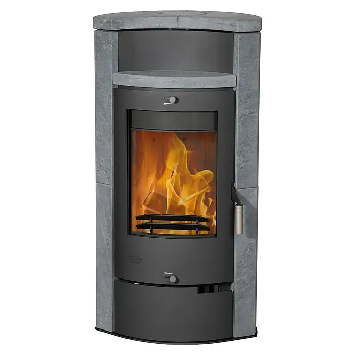 Fireplace Kaminofen Hamburg - 8,4 kW, Raumheizvermögen: 144 m³, Material Verkleidung: Speckstein, Schwarz - Nahaufnahme eines Kaminofens mit grauem Steindekor und brennenden Flammen im Inneren, der Wärme und Gemütlichkeit ausstrahlt.
