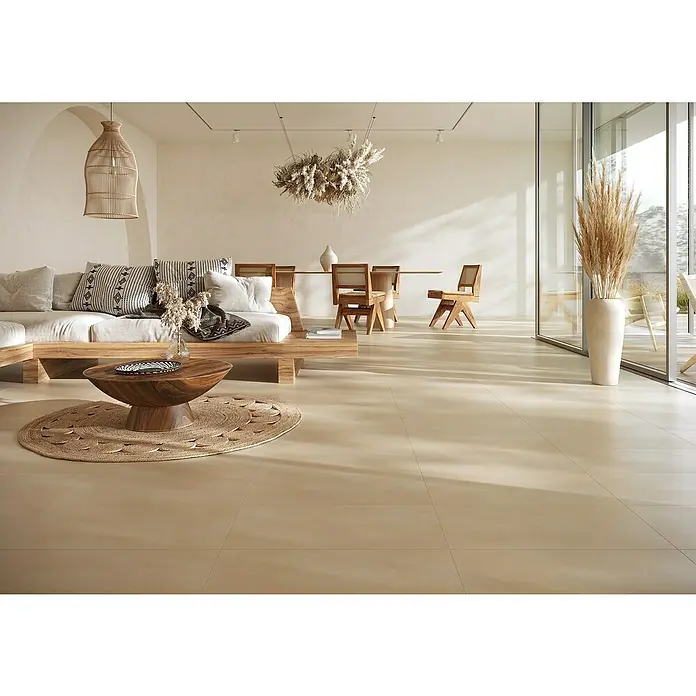 Feinsteinzeugfliese My Style - 30 x 60 cm, Beige, Matt - Helle, quadratische Fliesen zieren den Boden eines modernen Wohnzimmers mit Sofa, Tisch und Essbereich. Die Fliesen verleihen dem Raum eine elegante Note.