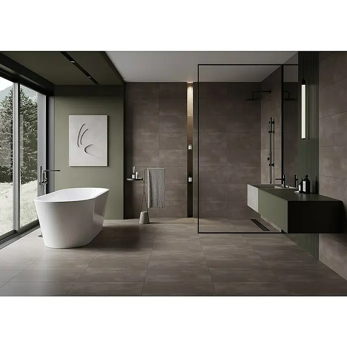 Feinsteinzeugfliese My Style - 30 x 60 cm, Taupe, Matt - Elegantes Badezimmer mit freistehender Badewanne, dunklen Fliesen und moderner Waschtischanordnung für ein stilvolles Ambiente.