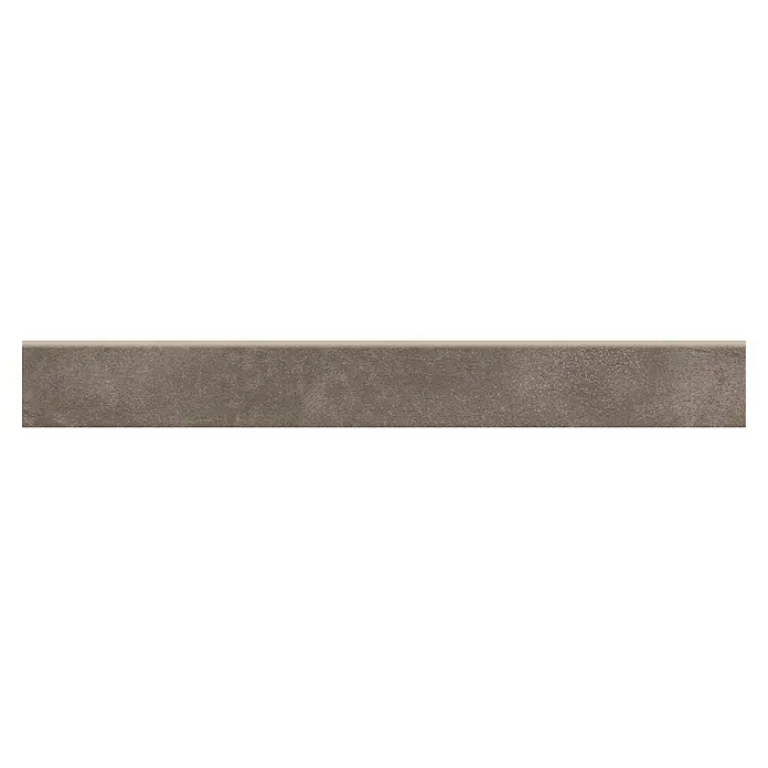 Sockelfliese My Style - 7,2 x 60 cm, Taupe, Matt - Nahaufnahme einer strukturierten, rechteckigen Bodenfliese in Graubraun mit leichter Farbverlaufsoptik und matter Oberfläche.