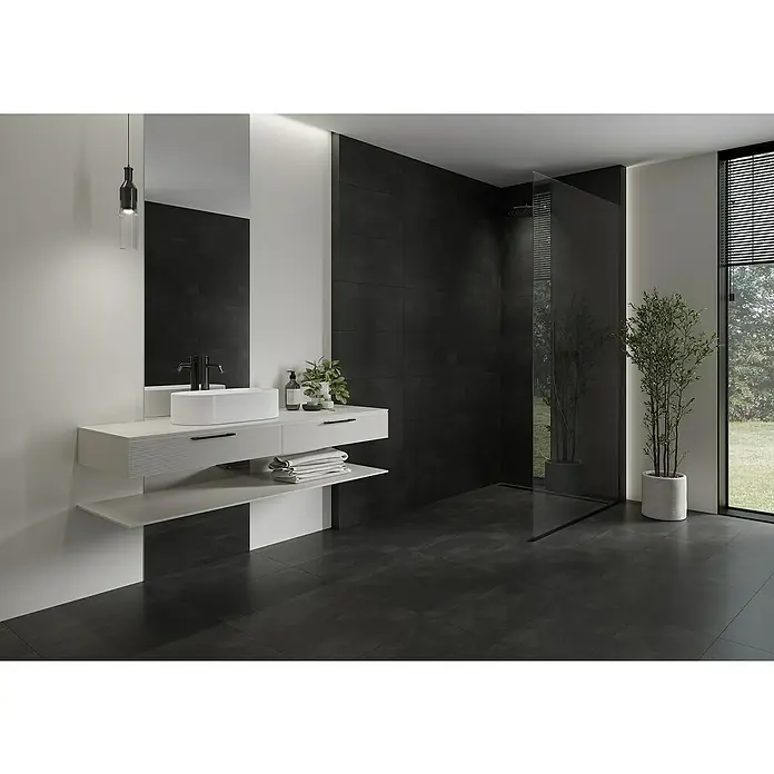 Feinsteinzeugfliese My Style - 30 x 60 cm, Anthrazit, Matt - Modernes Badezimmer mit schwarzem Fliesendesign, weißem Waschtisch und minimalistischer Duschkabine für stilvolle Eleganz im Bad.
