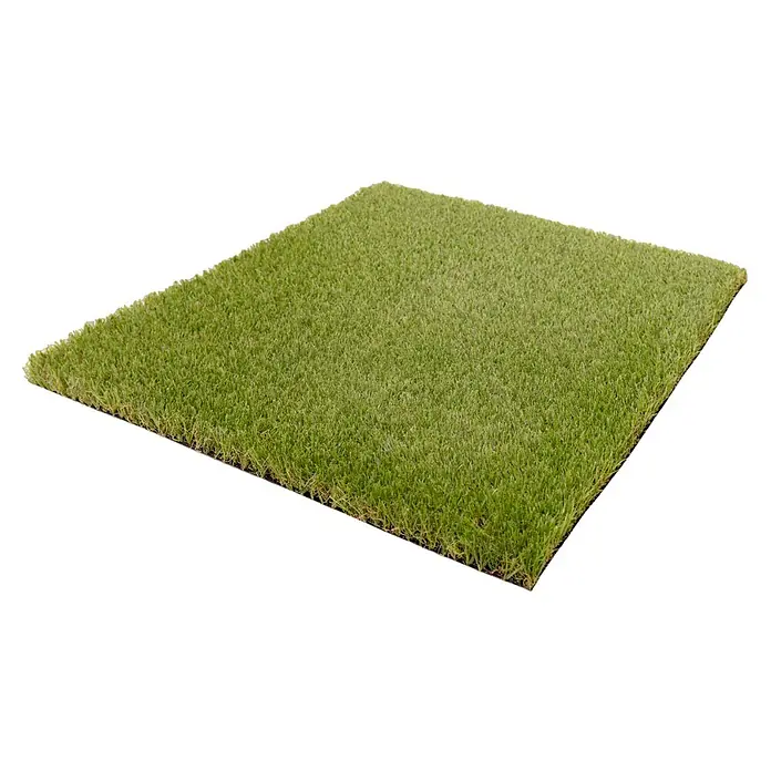 Césped artificial Belice - 5 x 2 m, Altura del pelo: 24 mm, 27.300 puntadas/m² - Primer plano de un cuadrado de césped artificial con fibras verdes y un soporte oscuro, aislado sobre negro.