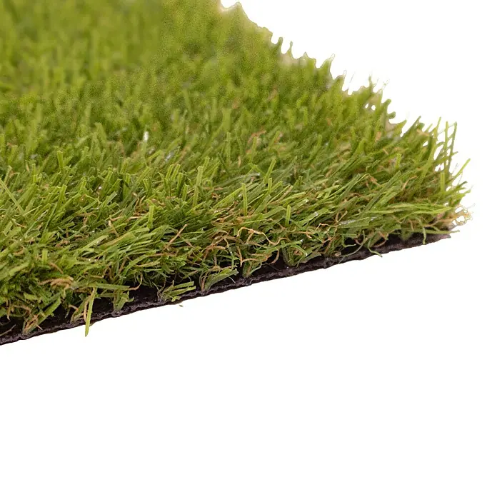 Césped artificial Belice - 5 x 2 m, Altura del pelo: 24 mm, 27.300 puntadas/m² - Primer plano de un trozo de césped artificial con fibras verdes y base negra. Ideal para jardines y áreas exteriores.
