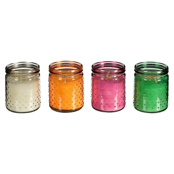 Vela de citronela Kevinen - Ø x Al: 10 x 12,5 cm, Colores surtidos - Cuatro velas de pilar decorativas en vasos con textura de puntos y diferentes colores, atadas con una cuerda.