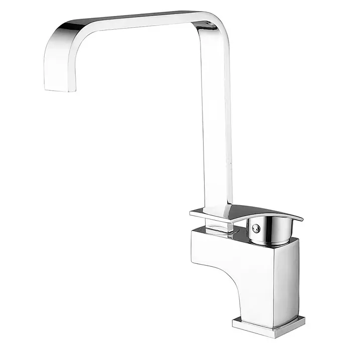 Universal de Grifería Grifo de cocina Beni - Cromo, Brillante - Primer plano de un grifo cromado moderno con diseño cuadrado. Accesorio elegante para baño o cocina.