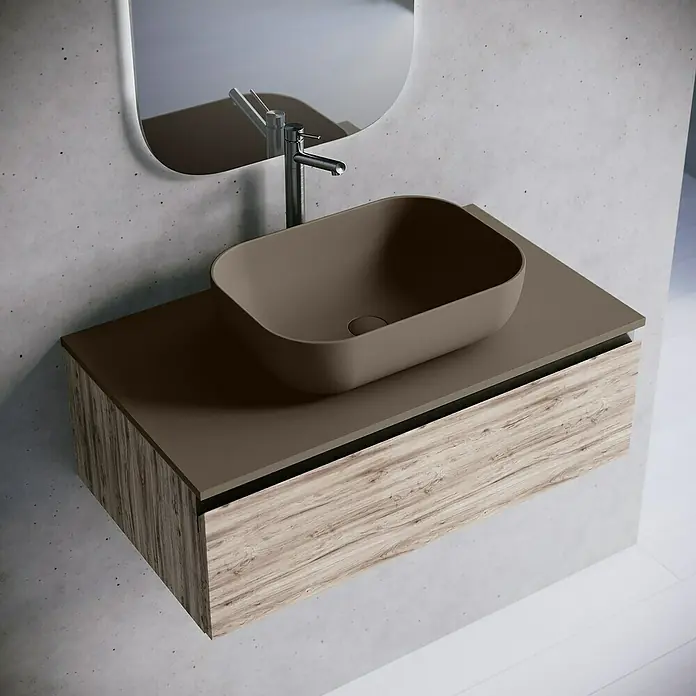 Lavabo y encimera Stadium - 46 x 80 cm, Nut - Baño moderno con un elegante lavabo marrón sobre un mueble de madera y un espejo.