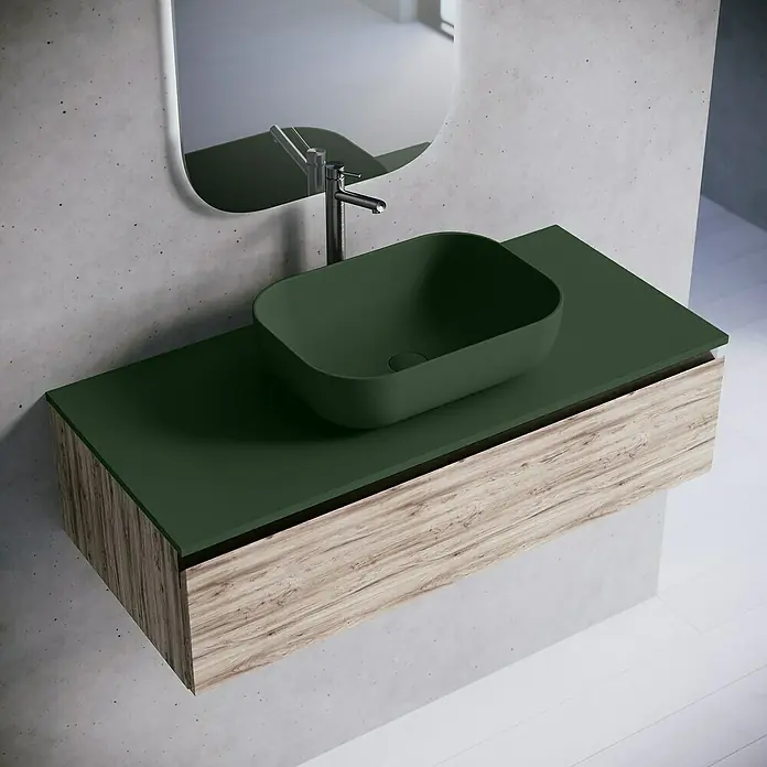 Lavabo y encimera Stadium - 46 x 100 cm, Verde oliva - Elegante lavabo de baño con encimera verde y mueble con textura de madera bajo un espejo estiloso.