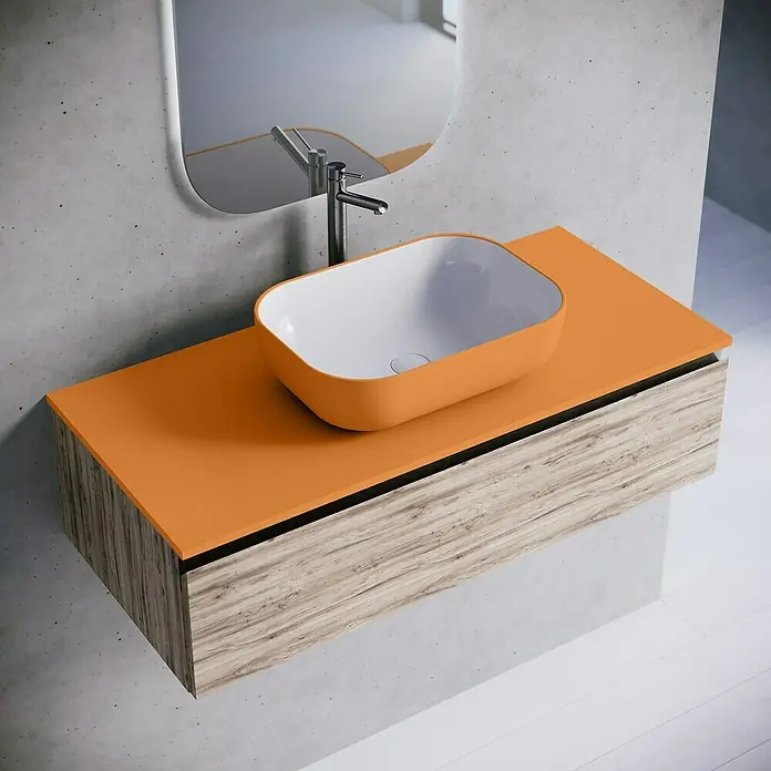 Lavabo y encimera Stadium Bicolor - 46 x 101 cm, Melocotón/Blanco - Lavabo de baño moderno en color naranja y aspecto de madera con espejo. El lavabo es rectangular y tiene un interior liso y blanco.
