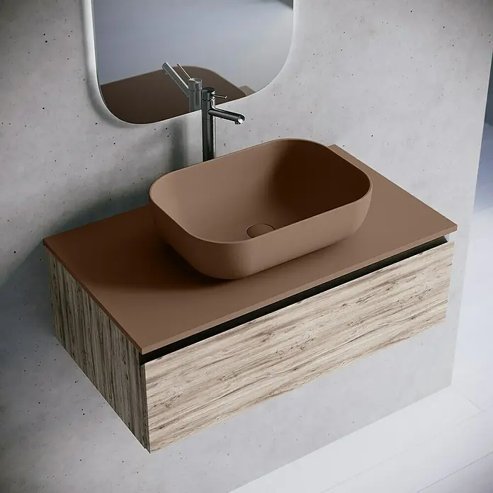 Lavabo y encimera Stadium - 46 x 80 cm, Rosa california - Lavabo sobre encimera marrón sobre un tocador con textura de madera contra una pared con espejo.