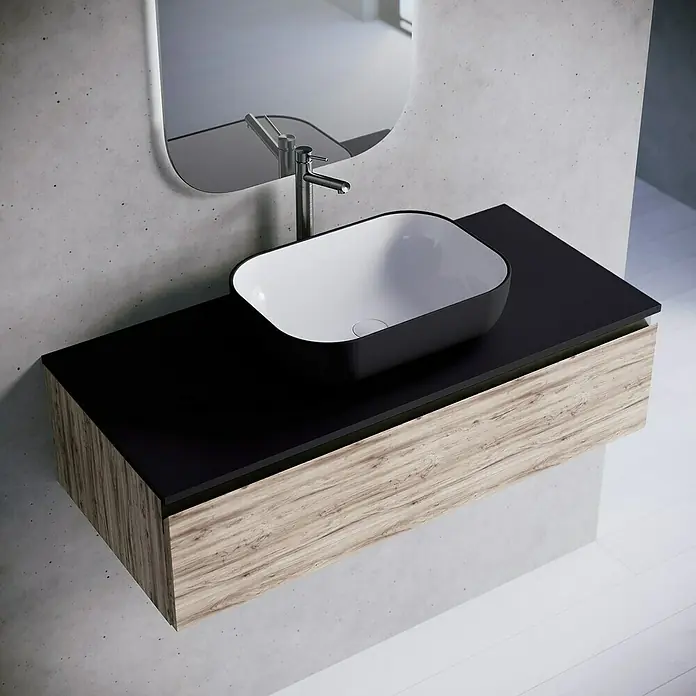 Lavabo y encimera Stadium Bicolor - 46 x 101 cm, Negro/Blanco - Un lavabo con una encimera negra y un mueble de madera debajo, complementado con un espejo y grifo modernos.