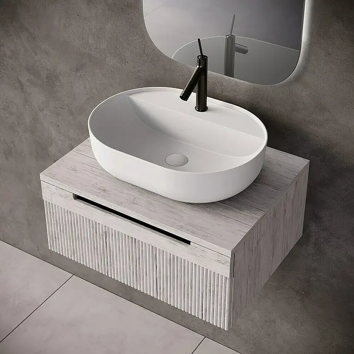 Lavabo de sobremesa Capture - 38,2 x 50,8 cm, Sin desbordamiento, Blanco mate - Elegante lavabo de baño con mueble y grifo negro frente a un espejo moderno, combinando diseño y funcionalidad.