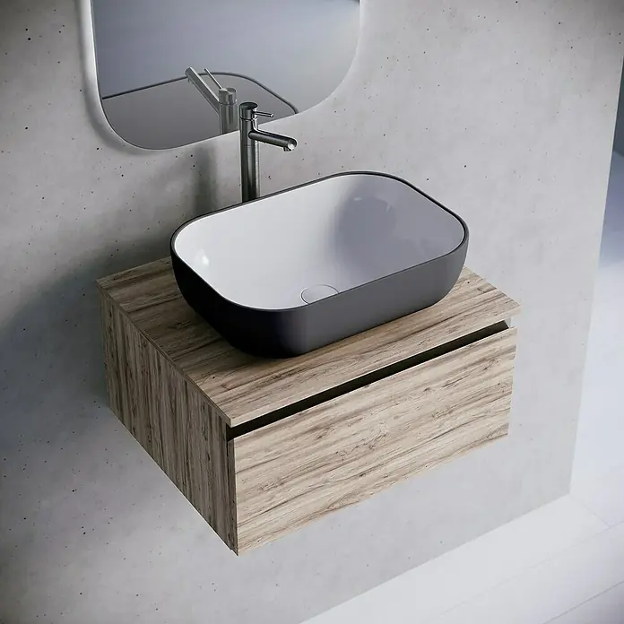 Lavabo de sobremesa Stadium Bicolor - 33 x 45,41 cm, Antracita/Blanco - Lavabo de baño moderno con cubeta de borde negro y mueble de madera bajo un espejo.