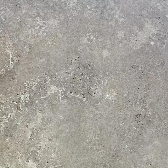 Feinsteinzeugfliese Tivoli Stone - 59,7 x 59,7 cm, Stärke: 7 mm, Smoke, Matt - Strukturierte graubeige Natursteinoberfläche mit feinen weißen Äderungen und porösen Details.