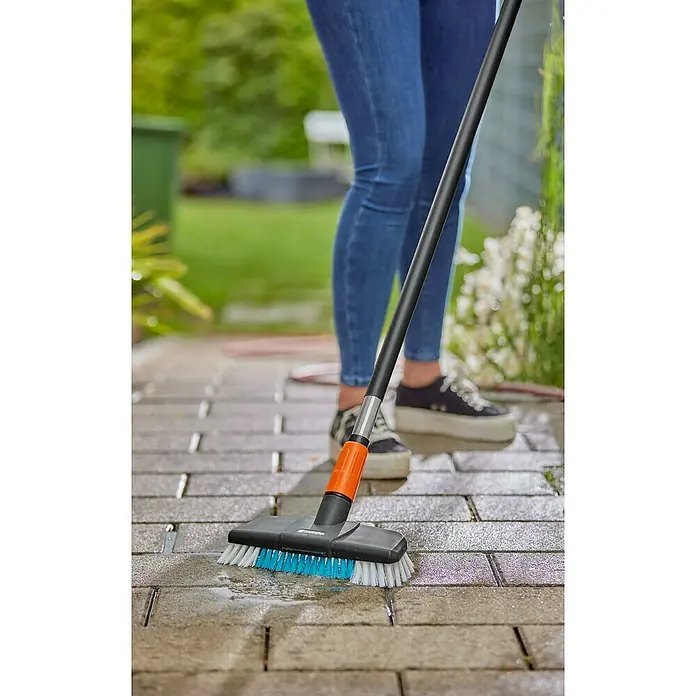 Gardena Cleansystem Wasserstiel Cleansystem - Länge Stiel: 150 cm, Aluminium - Die Gardena Bürste mit Stiel ist ideal für die Reinigung von Pflastersteinen und anderen Oberflächen im Außenbereich.