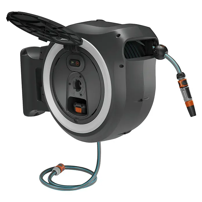 Gardena Power for All 18V Akku-Schlauchtrommel Powerroll XL - 18 V, 1 Akku, Schlauchlänge: 35 m - Ein grau-weisser Gardena Schlauchwagen mit blauem Schlauch und einem offenen Batteriefachdeckel für eine einfache Akkuwartung.