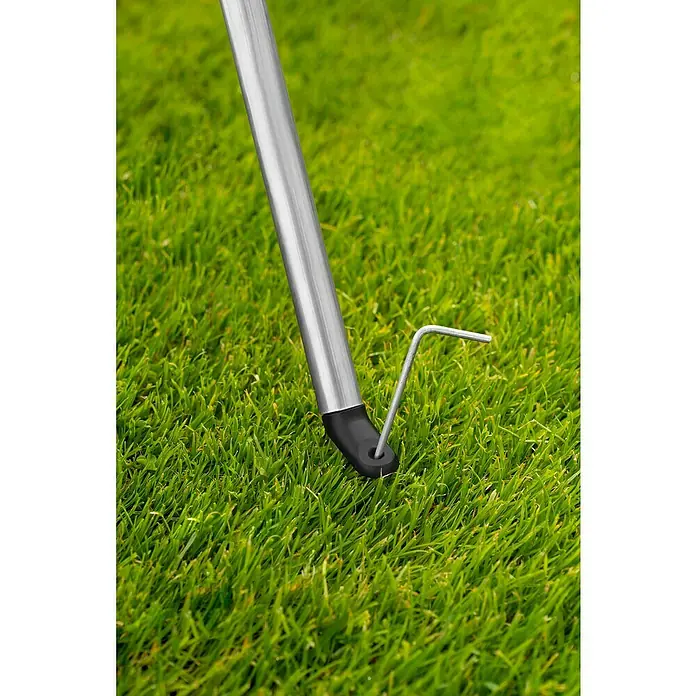 Gardena Stativ - Kunststoff - Detailansicht eines silbernen Zeltstabs, der mit einem Hering auf einer grünen Grasfläche befestigt ist.