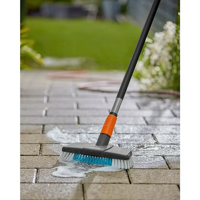 Gardena Cleansystem Komfort-Schrubber Cleansystem - Wasserführend - Die Gardena Flächenbürste AquaClean mit Teleskopstiel reinigt mühelos Pflastersteine und andere Flächen im Garten.