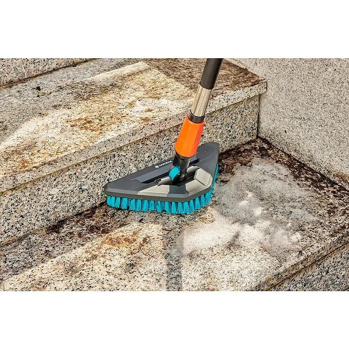 Gardena Gelenk-Schrubber Cleansystem - Abwinkelbares Gelenk, Breite: 280 mm - Eine Gardena Reinigungsbürste, die auf Steintreppen verwendet wird, um Schmutz und Ablagerungen mit Seifenlauge zu entfernen.