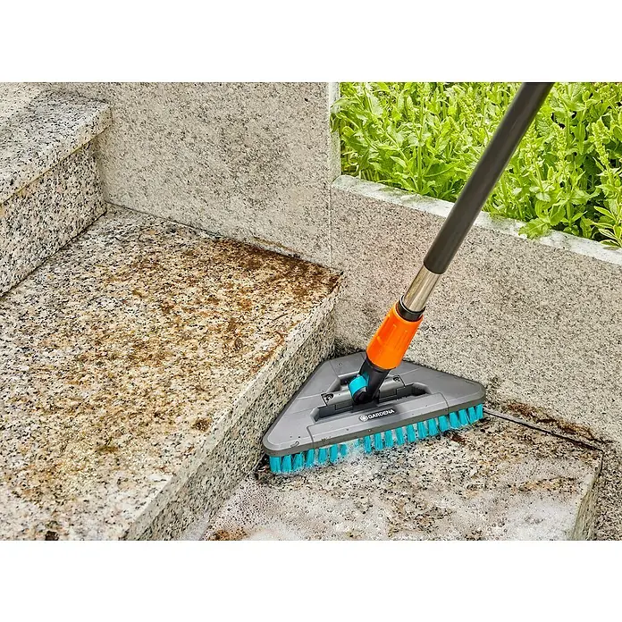 Gardena Gelenk-Schrubber Cleansystem - Abwinkelbares Gelenk, Breite: 280 mm - Der Gardena Bürstenbesen reinigt mühelos Außentreppen und Ecken. Die Borsten entfernen Schmutz effektiv und schonend.