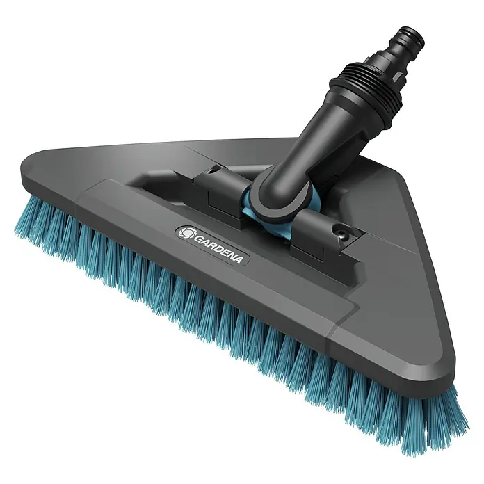 Gardena Gelenk-Schrubber Cleansystem - Abwinkelbares Gelenk, Breite: 280 mm - Die GARDENA Dreieck-Waschbürste für eine effiziente Reinigung von schwer zugänglichen Außenbereichen mit Wasseranschluss und blauen Borsten.