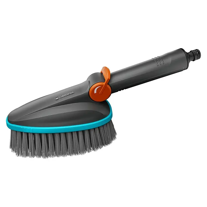 Gardena Cleansystem Komfort-Handbürste Cleansystem M soft - Wasserführend - Abbildung einer Gardena Waschbürste mit Wasseranschluss, ideal für die Reinigung im Außenbereich, mit grauen Borsten, blauem Rand und orangefarbenem Drehknopf.