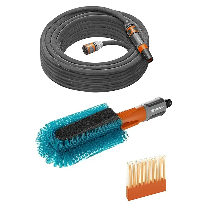 Gardena Fahrrad-Bürsten-Set Cleansystem - Wasserführend - Mehrere Gartenprodukte von Gardena, darunter ein Gartenschlauch, eine Waschbürste und eine Fugenbürste für vielseitige Reinigungsarbeiten.