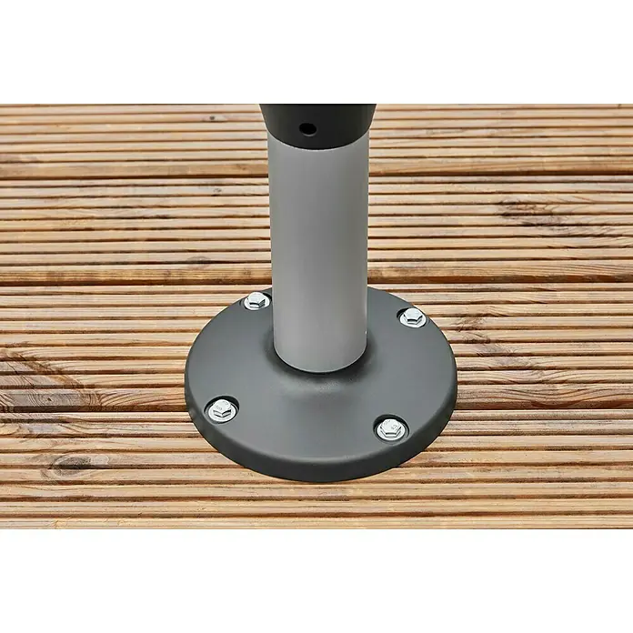 Gardena Schlauchbox Roll-Up S - Schlauchlänge: 15 m, 360 ° drehbar - Nahaufnahme eines runden, grauen Sockels mit Schrauben, der eine Stange auf einem Holzdeck befestigt.
