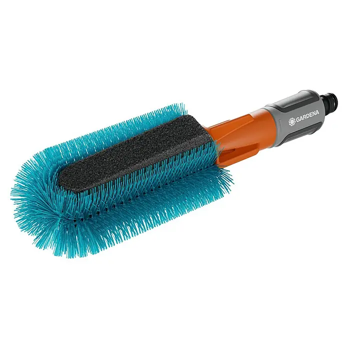 Gardena Reinigungsbürste Cleansystem - Wasserführend - Gardena Waschbürste mit Rundbürste und Flachstrahldüse. Die Bürste hat weiche Borsten und ist ideal zur Reinigung von Fahrzeugen und Oberflächen.
