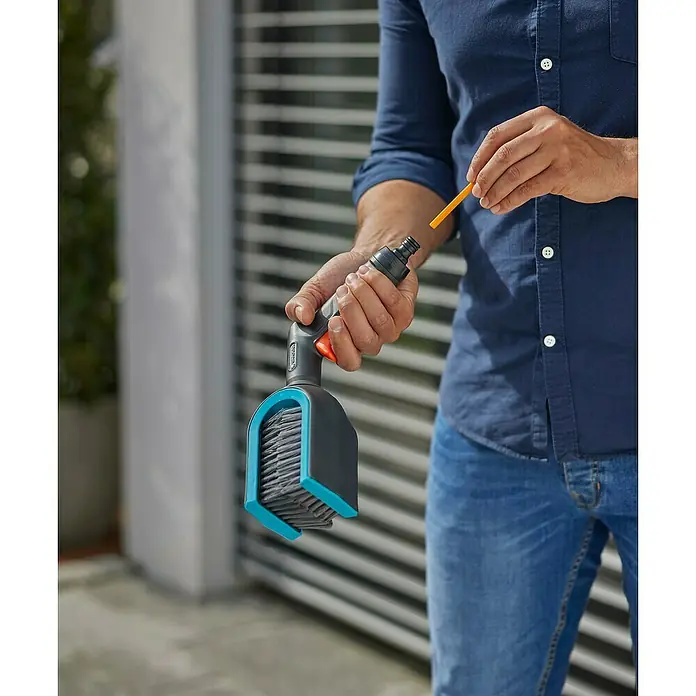 Gardena Reinigungsbürste Cleansystem - Passend für: Jalousien mit C- oder Z-Lamellen - Der Gardena Waschbürste mit Frischwasseranschluss für Reinigungsarbeiten rund ums Haus ist ideal für Fahrzeuge und Gartenmöbel.