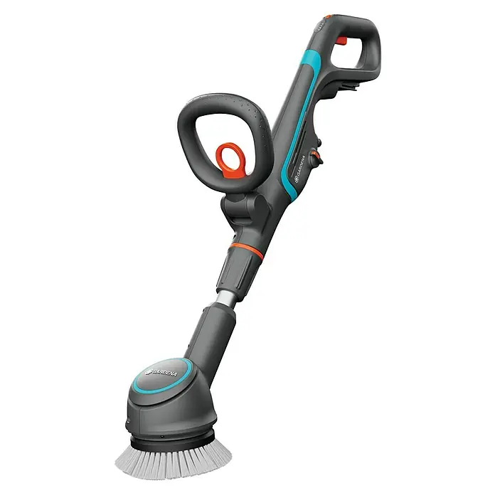 Gardena Power for All 18V Akku-Reinigungsbürste AquaBrush Compact 02/18V - Ohne Akku - Abbildung einer Gardena Akku-Fugenbürste mit verstellbarem Teleskopstiel und Bürstenkopf zur Reinigung von Fugen im Außenbereich.