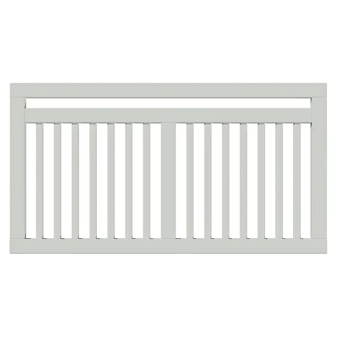 Plus Vorgartenzaun Linea - 150 x 80 cm, Holz - Nahaufnahme eines weißen Zaunelements mit vertikalen Streben vor schwarzem Hintergrund, das ein Gefühl von Sicherheit vermittelt.