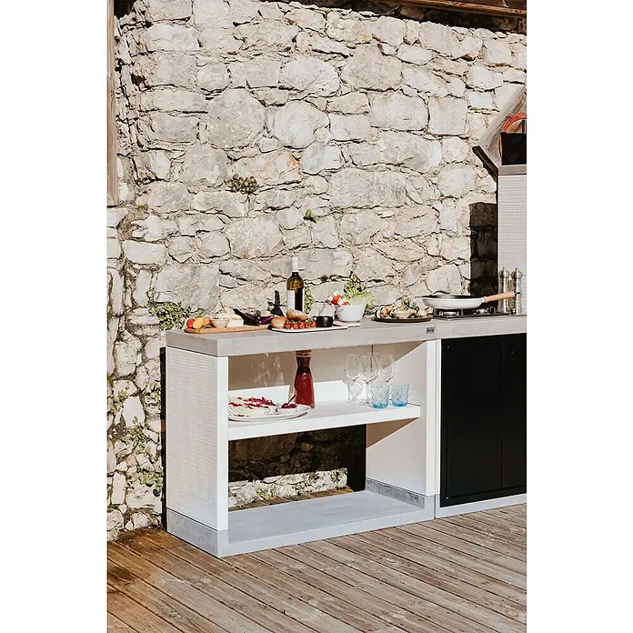 Tuozi Venit Outdoorküchen-Modul Seitenschrank - Weiß-Grau, B x T x H: 110 x 47 x 88 cm - Nahaufnahme einer stilvollen Outdoor-Küche mit Speisen und Getränken, die auf einer Arbeitsfläche präsentiert werden.