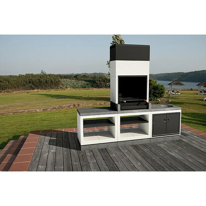 Tuozi Kitaway Outdoorküchen-Modul - Grau/Weiß, B x T x H: 84 x 63 x 85 cm - Außenküche mit Grill, Spüle und Ablageflächen auf einer Holzterrasse mit Blick auf die Landschaft. Perfekt für Sommerabende.