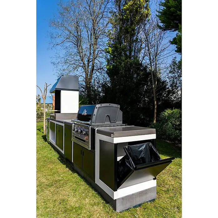 Tuozi Kitaway Outdoorküchen-Modul Abfalleimer - Grau/Weiß/Schwarz, B x T x H: 63 x 42 x 85 cm, Stahl - Draufsicht auf eine Außenküche mit Grill und Mülleimer auf einer grünen Wiese unter einem blauen Himmel.