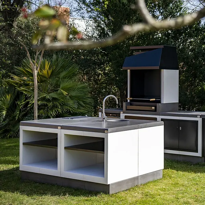 Tuozi Kitaway Outdoorküchen-Modul - Grau/Weiß, B x T x H: 84 x 63 x 85 cm - Moderne Outdoor-Küche mit Spüle, Grill und Stauraum, eingebettet in eine grüne Rasenfläche. Perfekt für kulinarische Erlebnisse im Freien.