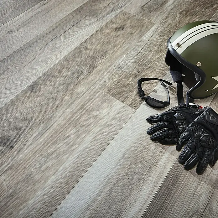 MyStyle MyDream Laminat - Wilderness Oak, Landhausdiele, 1.285 x 192 x 14 mm - Aufnahme eines Motorradhelms, einer Schutzbrille und Handschuhe auf einem modernen Laminatboden, perfekt für Biker.