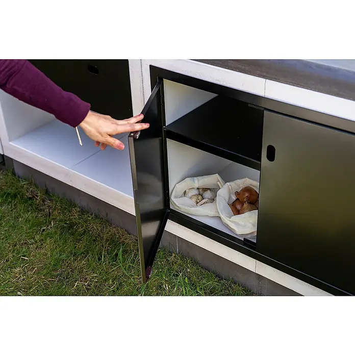 Tuozi Kitaway Doppeltür-Kit - Schwarz, Passend für: Tuozi Kitaway Grillküchen Module - Nahaufnahme eines Outdoor-Schranks mit geöffneter Tür, der Zwiebeln und Knoblauch in Stoffbeuteln aufbewahrt.