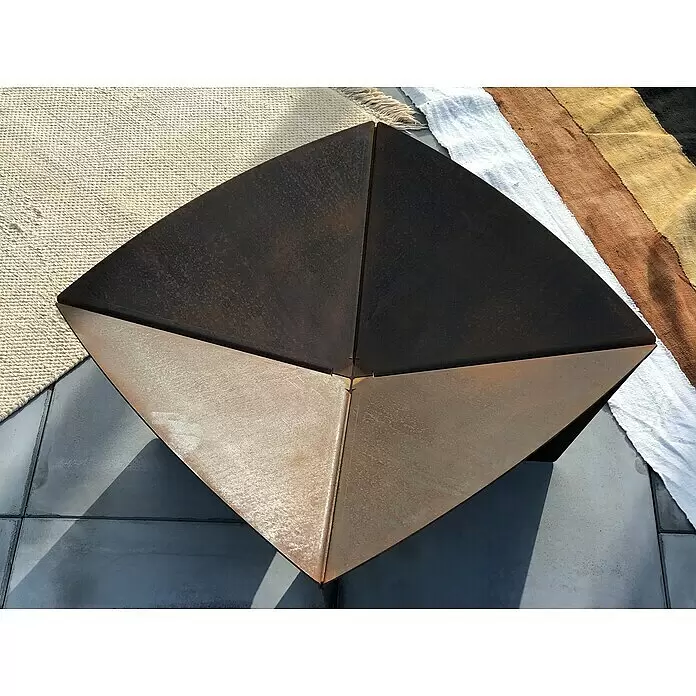 Tuozi Feuerschale Syrtis - L x B x H: 65 x 65 x 31,5 cm, Cortenstahl - Quadratisches, dunkel gerostetes Metallobjekt mit vier segmentierten Seiten, wahrscheinlich ein Pflanzgefäß oder Tisch.
