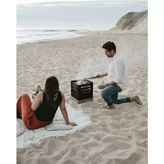 Tuozi Feuerschale Tharsis - L x B x H: 37,5 x 37,5 x 40 cm, Cortenstahl - Quadratischer Grill aus dunklem Metall, kocht Essen am Sandstrand.