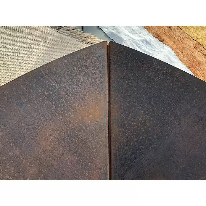 Tuozi Feuerschale Syrtis - L x B x H: 65 x 65 x 31,5 cm, Cortenstahl - Zwei dunkelbraune, rostige Metallplatten, die einen Winkel bilden, auf strukturierten Teppichen.