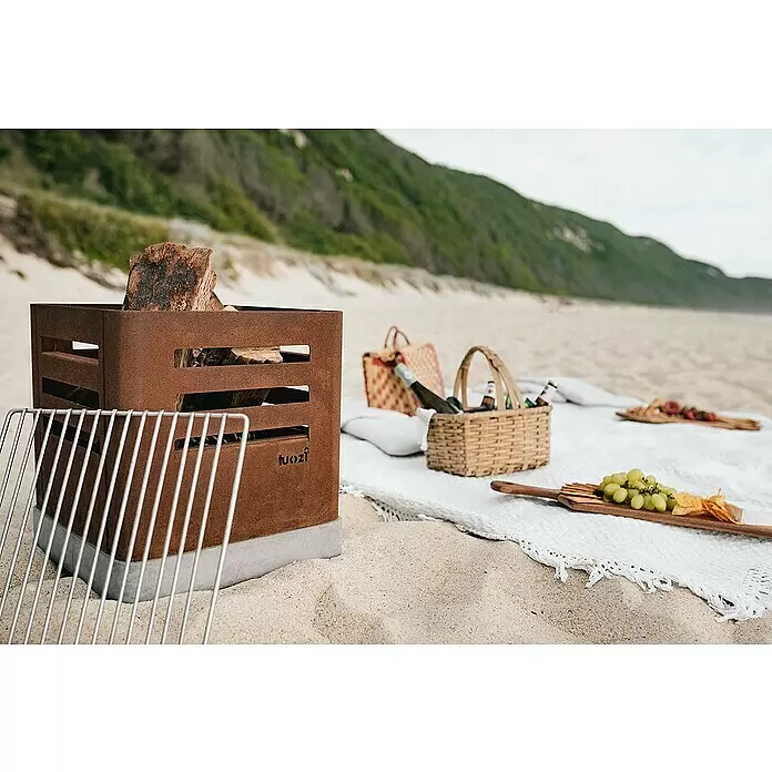 Tuozi Feuerschale Tharsis - L x B x H: 37,5 x 37,5 x 40 cm, Cortenstahl - Rostbraune Metall-Feuerstelle mit Grillrost am Sandstrand zum Kochen im Freien.