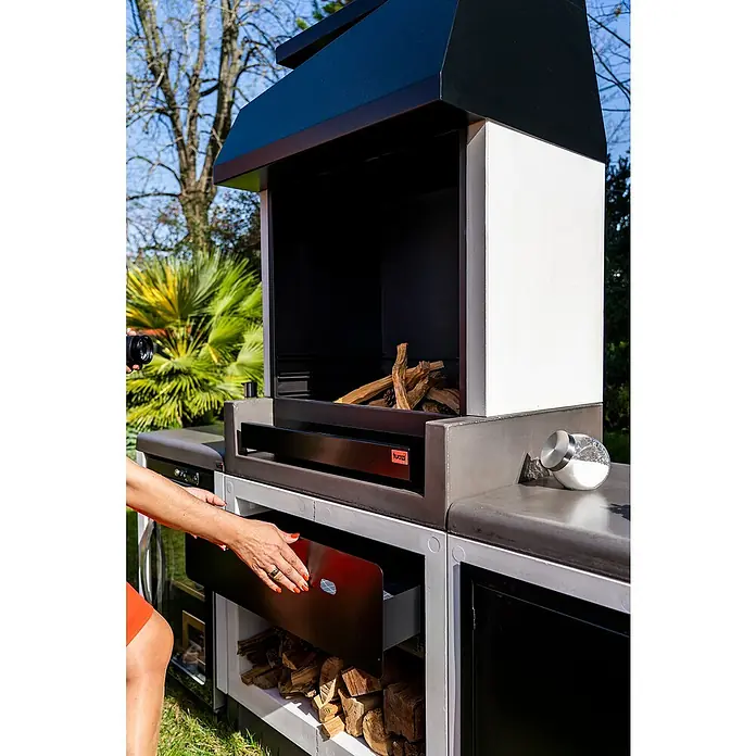 Tuozi Kitaway Schublade - Schwarz, Passend für: Tuozi Kitaway Grills & Grillküchen Module - Nahaufnahme eines Tuozi-Grills mit offenem Holzlagerfach, das seine Funktionalität und sein Design für das Outdoor-Kochen hervorhebt.