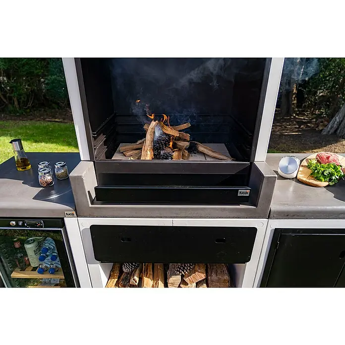 Tuozi Kitaway Schublade - Schwarz, Passend für: Tuozi Kitaway Grills & Grillküchen Module - Nahaufnahme eines modernen TUOZI-Grills mit brennendem Holz, ideal für kulinarische Erlebnisse im Freien.
