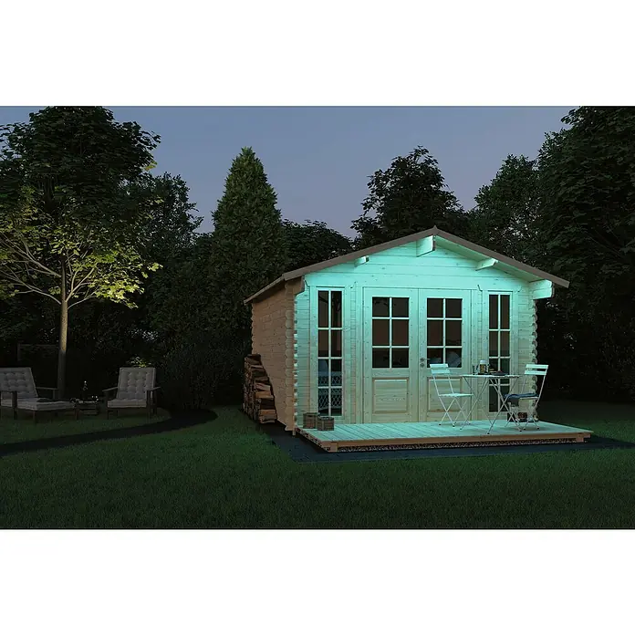 Paulmann SimpLED LED-Band-Set Outdoor RGB - Länge: 300 cm, Lichtfarbe: RGB, 11 W, 157 lm, 230 V - Ein charmantes Gartenhaus aus Holz mit Terrasse und Gartenmöbeln unter einem Baum, ideal für entspannte Abende im Freien.